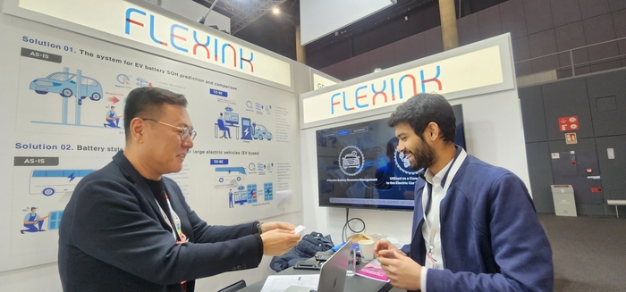 송재훈 플렉싱크 대표가 바르셀로나 'SCEWC2023' NIPA 한국관에서 AI를 활용한 배터리 관리 솔루션을 소개하는 모습