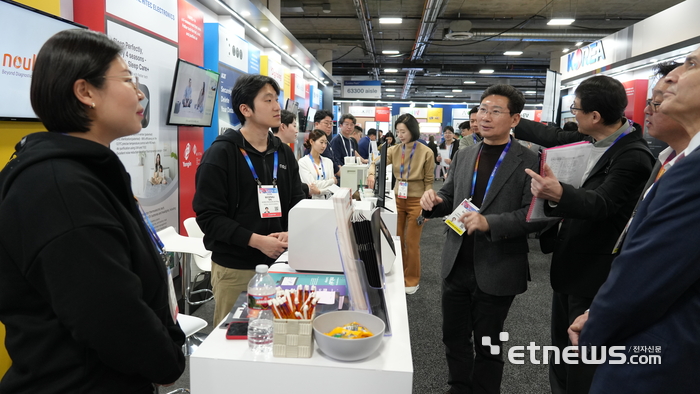 이상일 용인시장(오른쪽 네 번째)이 지난 7~10일까지 미국 라스베이거스에서 열린 'CES 2025'에 마련된 용인시 단체관을 방문해 관내 스타트업을 둘러봤다.