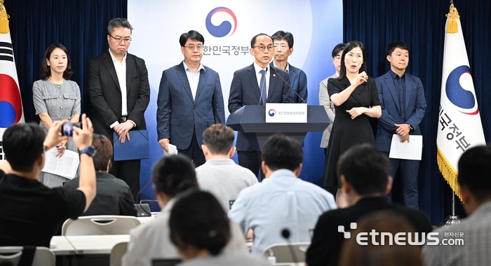 고학수 개인정보보호위원장이 28일 서울 종로구 정부서울청사에서 SK텔레콤 개인정보 유출 사고 제재처분 의결 결과를 발표하고 있다. 개보위는 안전조치 의무 위반 및 유출 통지 위반으로 SKT에 과징금 1347억 9100만 원과 과태료 960만 원을 부과했다.  이동근기자 foto@etnews.com