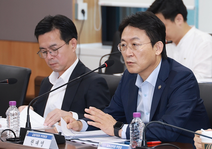 권대영 금융위원회 부위원장이 3일 오전 서울 종로구 정부서울청사에서 개최한 미국 관세대응 정책금융-금융지주 간담회에서 금융감독원, 한국산업은행, 중소기업은행, 한국수출입은행, 신용보증기금, 기술보증기금, 한국자산관리공사 부기관장 및 5대 금융지주 CSO 등과 미국 정부의 상호관세, 품목과세 부과에 따른 우리 기업의 피해를 최소화할 금융업계의 대응방안을 논의했다. 사진=금융위원회