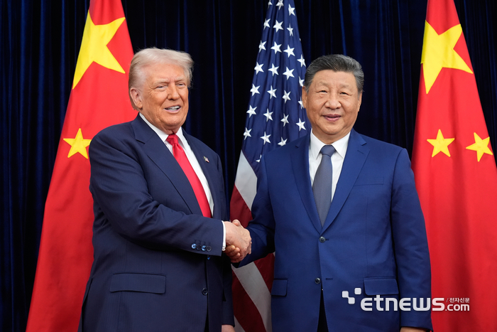 도널드 트럼프 미국 대통령과 시진핑 중국 국가주석이 30일 부산 김해공군기지 의전실 나래마루에서 '미중정상회담'전 악수를 하고 있다. 〈AP〉
