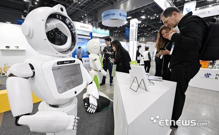 참관객이 지난 5일 경기 고양시 킨텍스에서 열린 '로보월드 2025'에서 에이로봇의 휴머노이드 로봇 '에이미'를 살펴보고 있다.
이동근기자 foto@etnews.com
