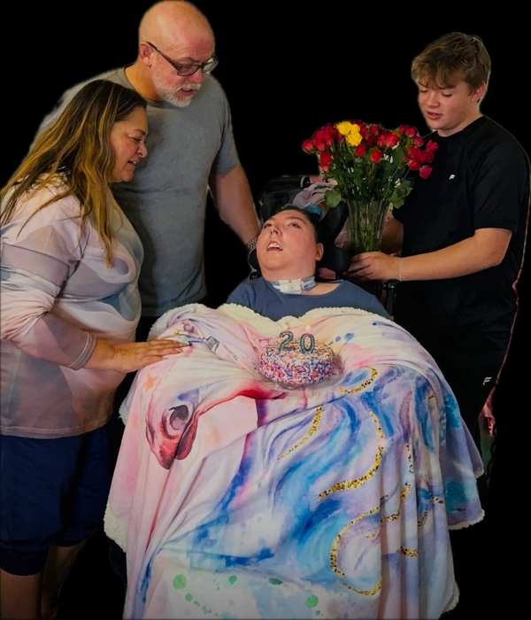 스무번째 생일을 맞은 미국의 물무뇌증 환자 알렉스 심슨(20)과 가족. 사진=Lorena Simpson/KETV 캡처