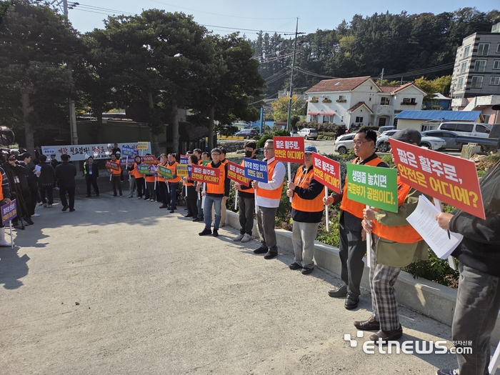 지난 7일 울릉도에서 열린 현장 설명회에 주민들이 활주로 연장을 요구하는 시위를 벌이고 있다. (사진=박효주기자)