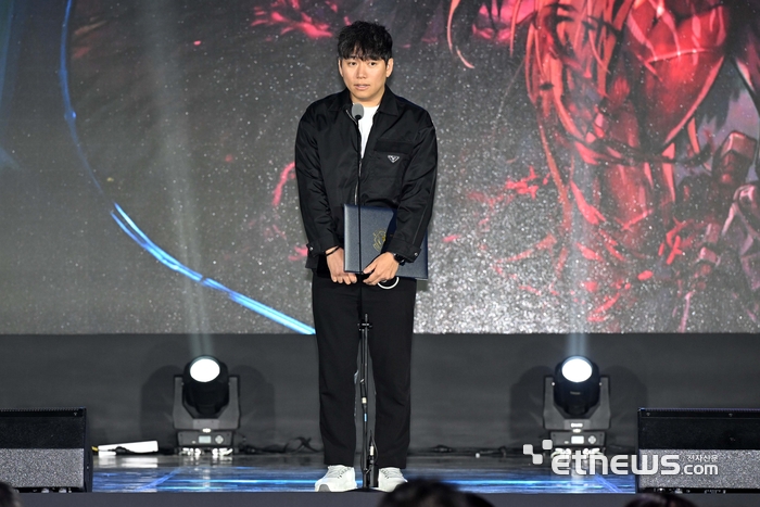 문화체육관광부가 주최하고 한국게임산업협회 주관, 전자신문·스포츠조선이 후원한 '2025 대한민국 게임대상 시상식'이 12일 부산 해운대구 벡스코에서 열렸다. 카잔으로 최우수상을 수상한 윤명진 네오플 대표가 수상소감을 발표하고 있다. 김민수기자 mskim@etnews.com