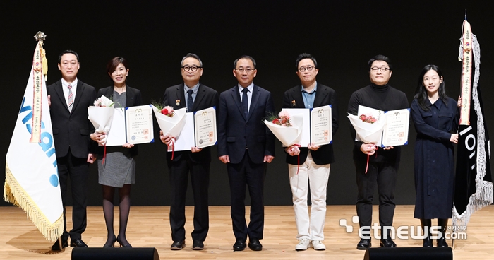 디자인코리아2025가 12일 서울 강남구 코엑스에서 열렸다. 대한민국디자인대상 대통령표창 수상자와 박동일 산업통상부 산업정책실장(왼쪽에서 네 번째)이 기념촬영 하고 있다. 이동근기자 foto@etnews.com