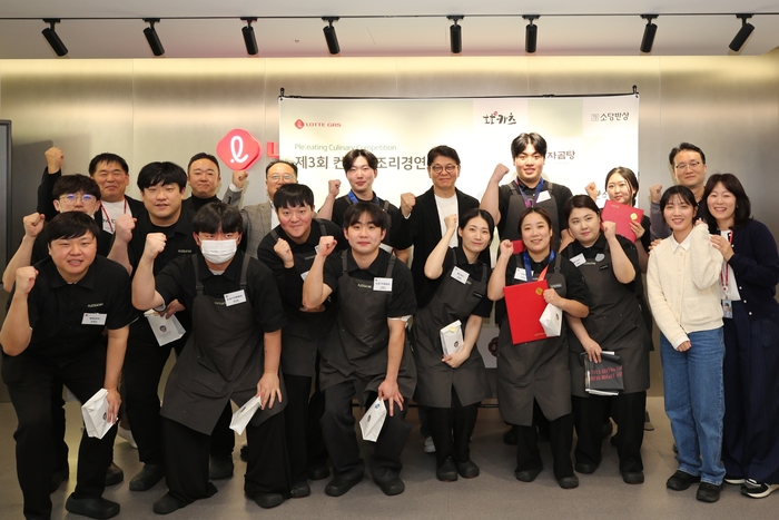 지난 5일 롯데GRS 아카데미에서 진행된 제3회 컨세션부문 '플레이팅 컬리너리 컴피티션(PCC)' 대회에서 차우철 롯데GRS 대표이사(상단 오른쪽에서 네번째)와 참가자들이 함께 기념사진을 촬영했다.