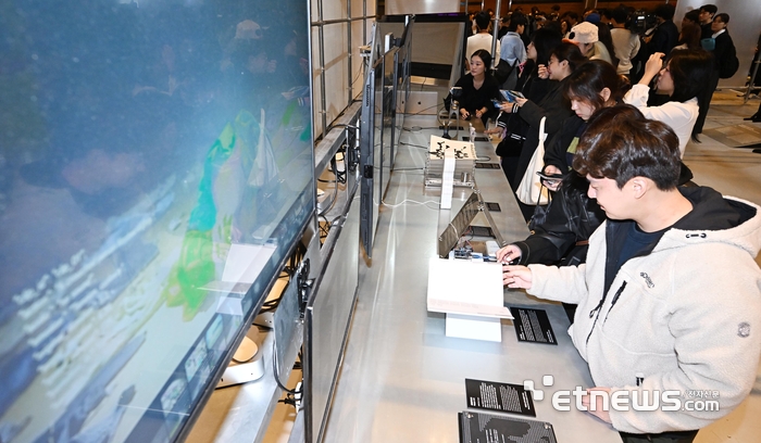 디자인코리아2025가 12일 서울 강남구 코엑스에서 열렸다. 참관객이 AI기반 시각 언어 구조를 재구성 할 수 있는지 탐구하는 'PWD'의 'Latene Fields'를 살펴보고 있다. 이동근기자 foto@etnews.com