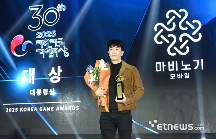 문화체육관광부가 주최하고 한국게임산업협회 주관, 전자신문·스포츠조선이 후원한 '2025 대한민국 게임대상 시상식'이 12일 부산 해운대구 벡스코에서 열렸다. 데브캣의 '마비노기 모바일'이 대상을 수상했다. 김동건 데브캣 대표가 기념촬영을 하고 있다. 김민수기자 mskim@etnews.com