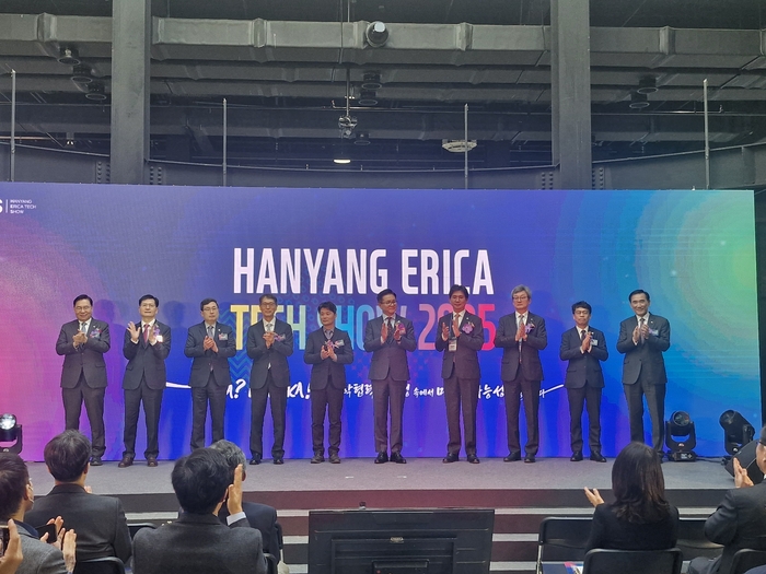 12일 열린 한양대 테크쇼의 내빈들이 기념 세레모니를 하고 있다.(사진=권미현 기자)