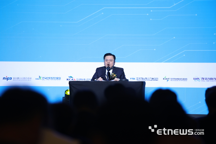 박태완 과기정통부 정보통신산업정책관이 2025 AI·ICT 산업·기술전망 컨퍼런스에서 축사하고 있다.