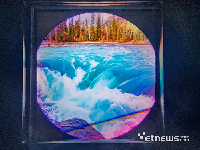 삼성디스플레이가 지난해 'K-디스플레이 전시회'에서 공개한 1.3인치 화이트(W) 올레도스. 1.3인치에 4K(3552×3840) 해상도를 구현했다. (사진 = 김영호 기자)